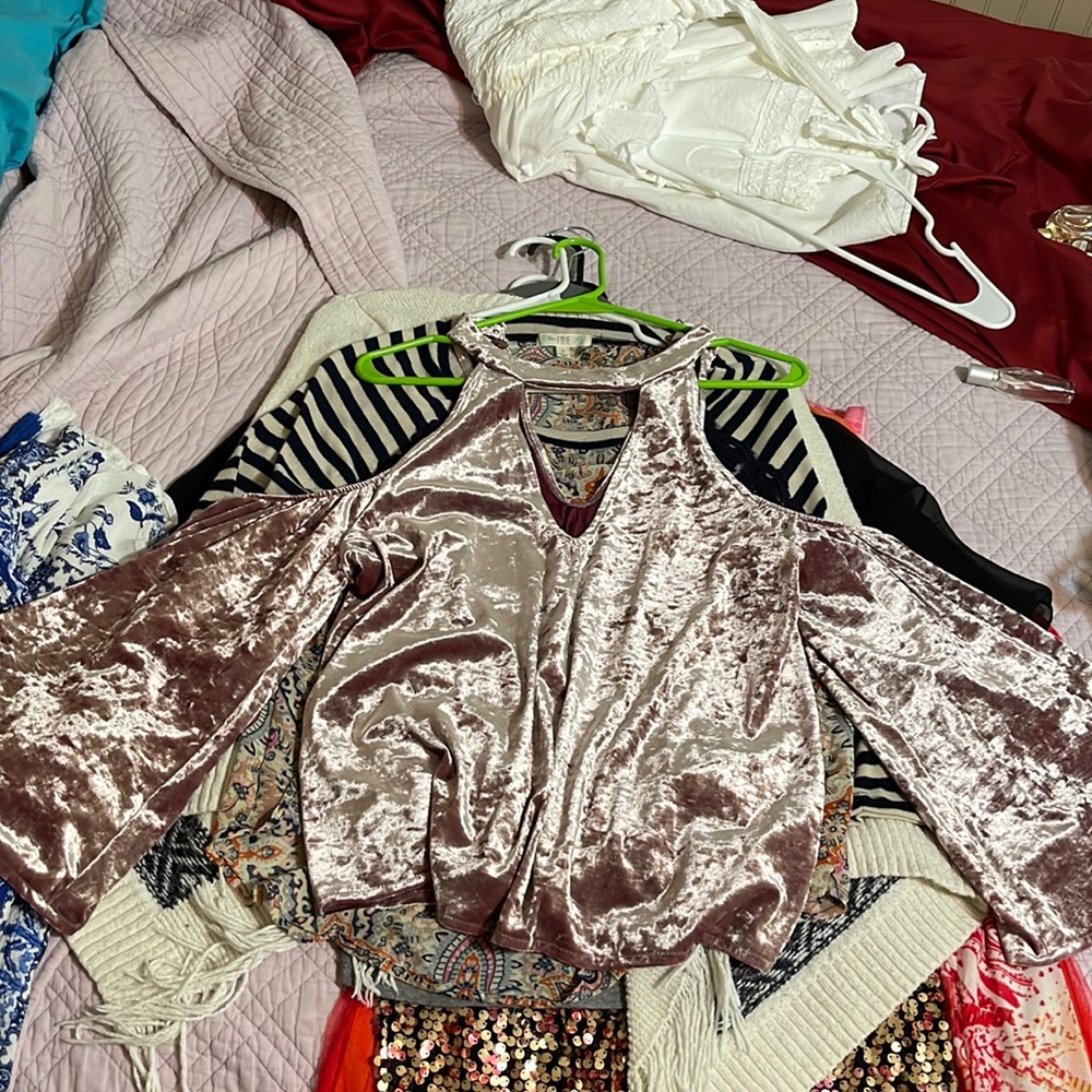 Valour/velvet top from American eagle good condition no holes never worn